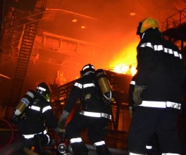 Pompiers à l'action lors de l'intervention de Guegnon