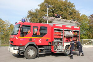 FOURGON QUI DECOUPE